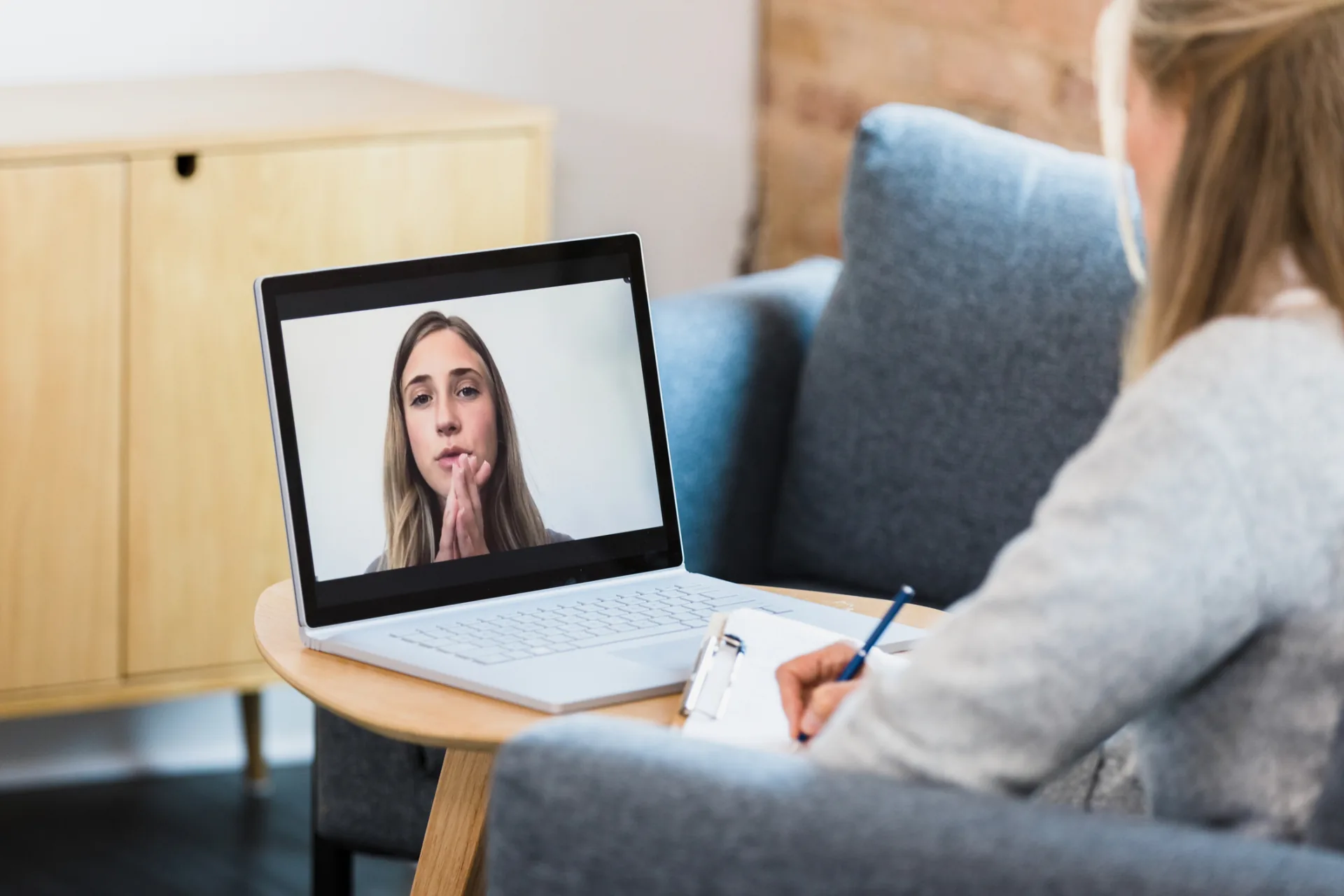 Logopädin führt eine Videotherapie-Sitzung am Bildschirm durch