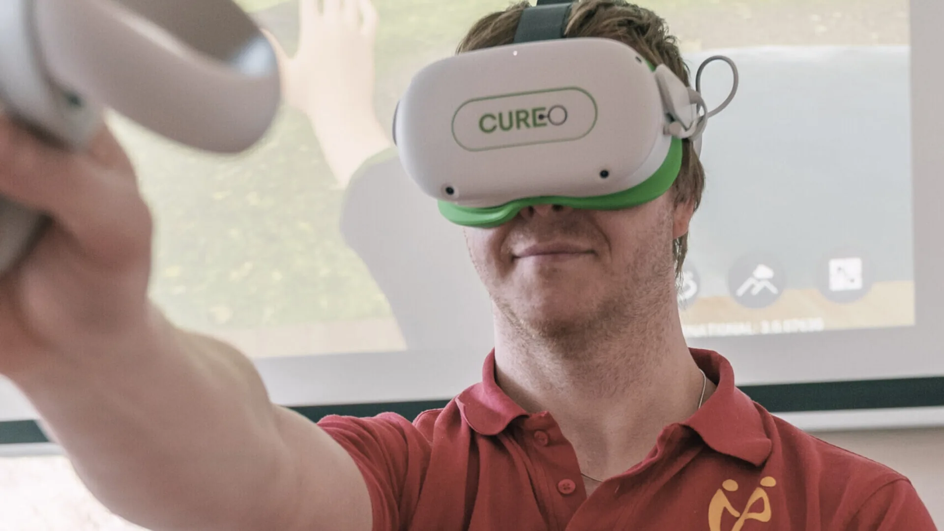 Mitarbeiter mit CUREosity-VR-Brille und Controller während einer Virtual-Reality-Therapie
