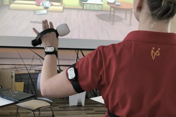 Sensoren des ArmeoSenso am Arm