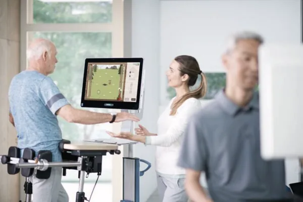 Patient im Stehtrainer THERA-Trainer balo