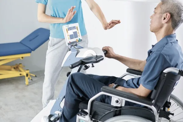 Bewegungstrainer THERA-Trainer tigo vor einem Sessel