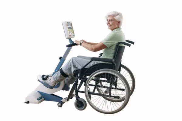 Patientin tritt im Sitzen in die Pedale des tigo